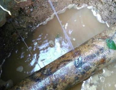 昭平楼顶渗水维修公司分享下地暖漏水的原因及检测方法。